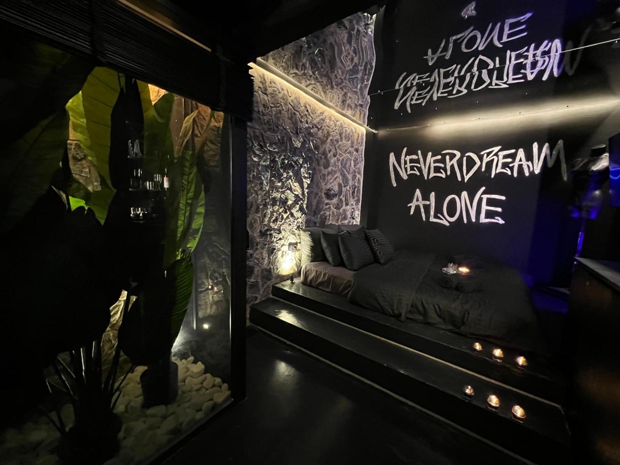 Doormat#13 Black Mirror Thessaloniki Exterior foto