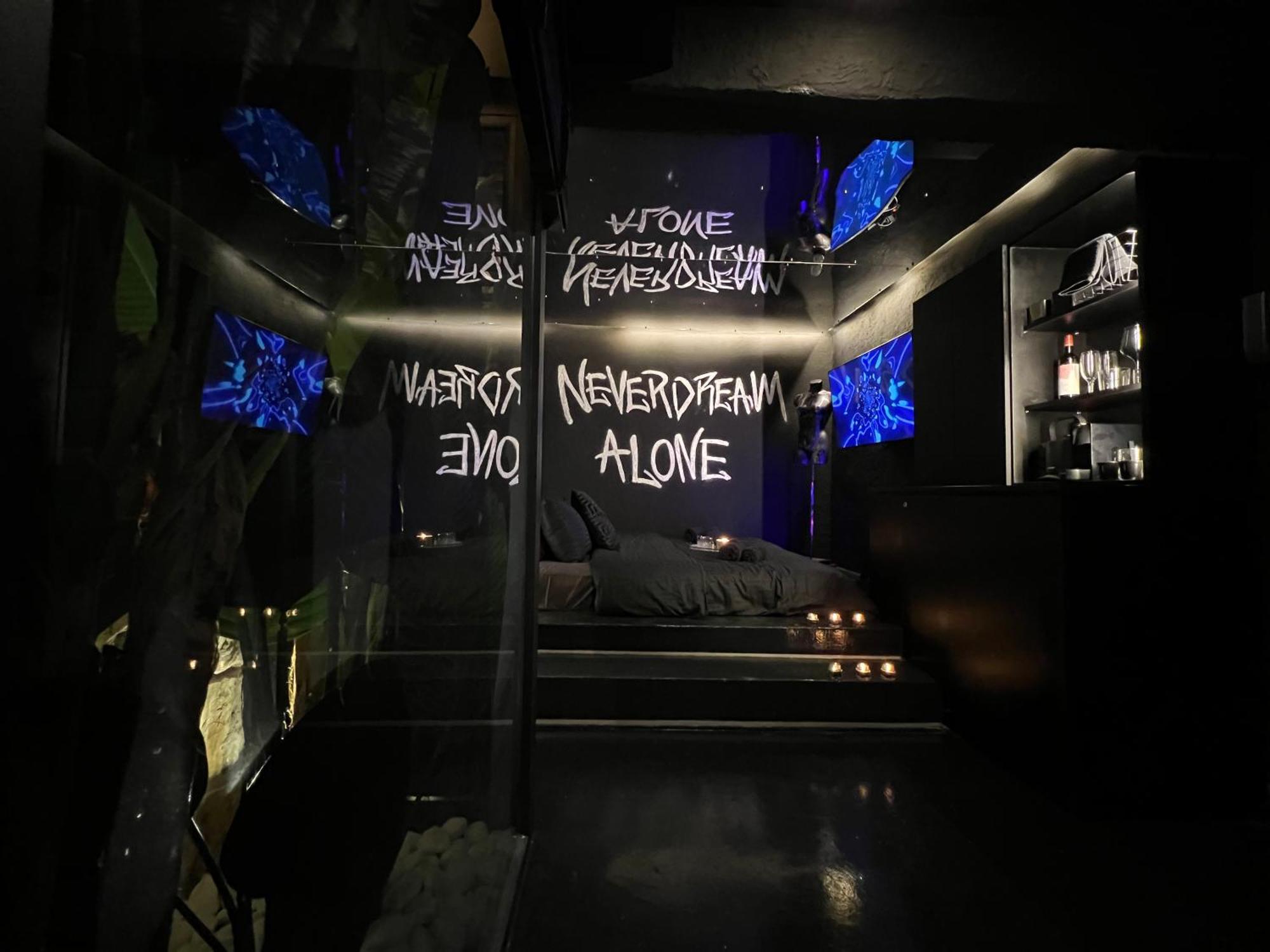 Doormat#13 Black Mirror Thessaloniki Exterior foto